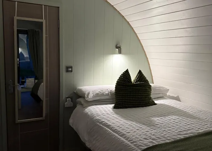 The Garden Pod With Private Hot Tub