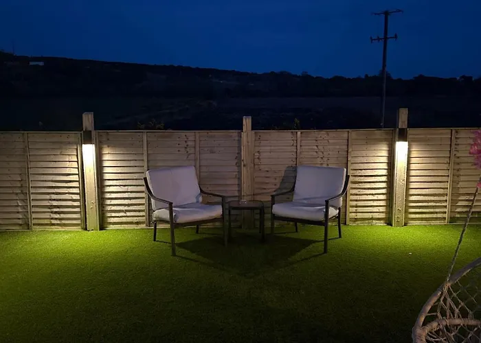 The Garden Pod With Private Hot Tub