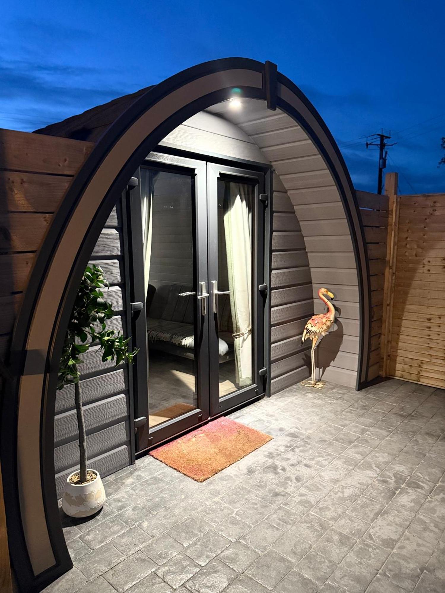 The Garden Pod With Private Hot Tub